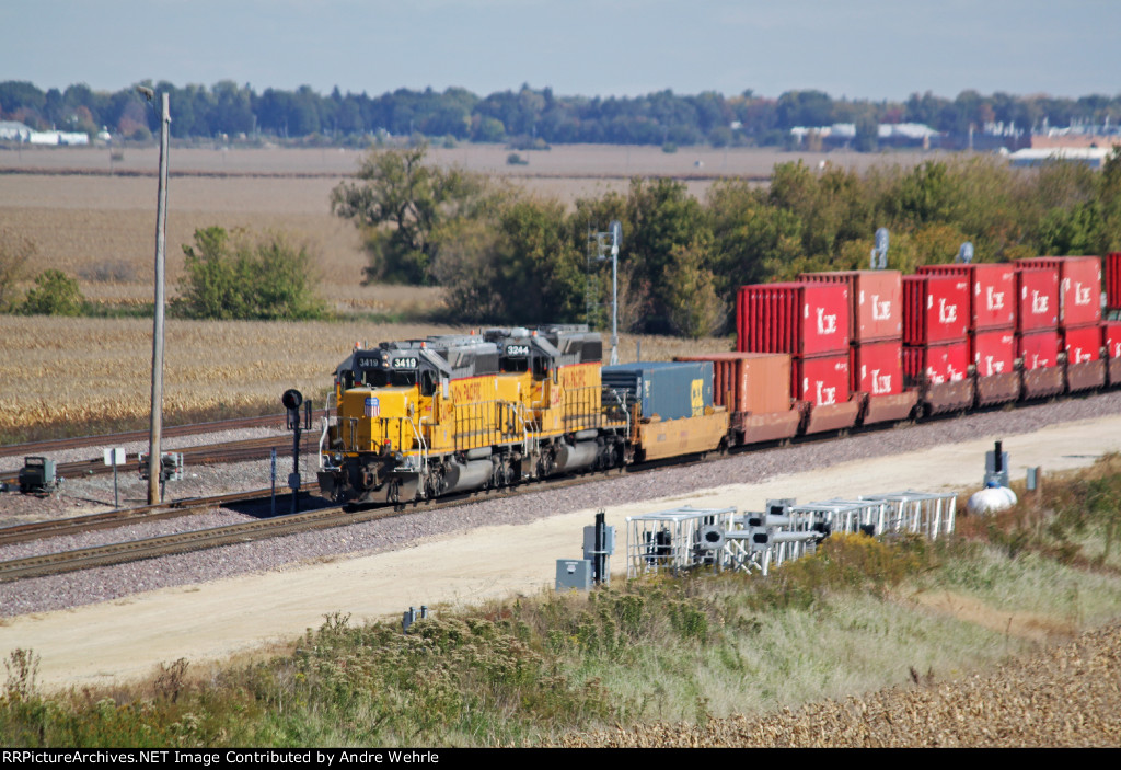 UP 3419 and 3244 shove an intermodal train into west end Global III